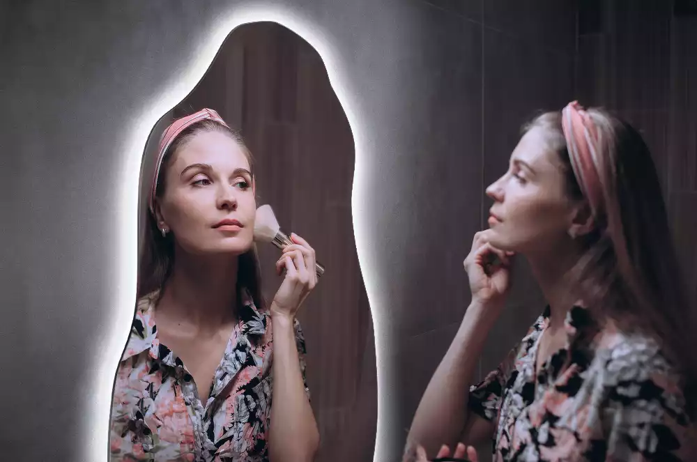 Organikus tükör led világítással elegáns