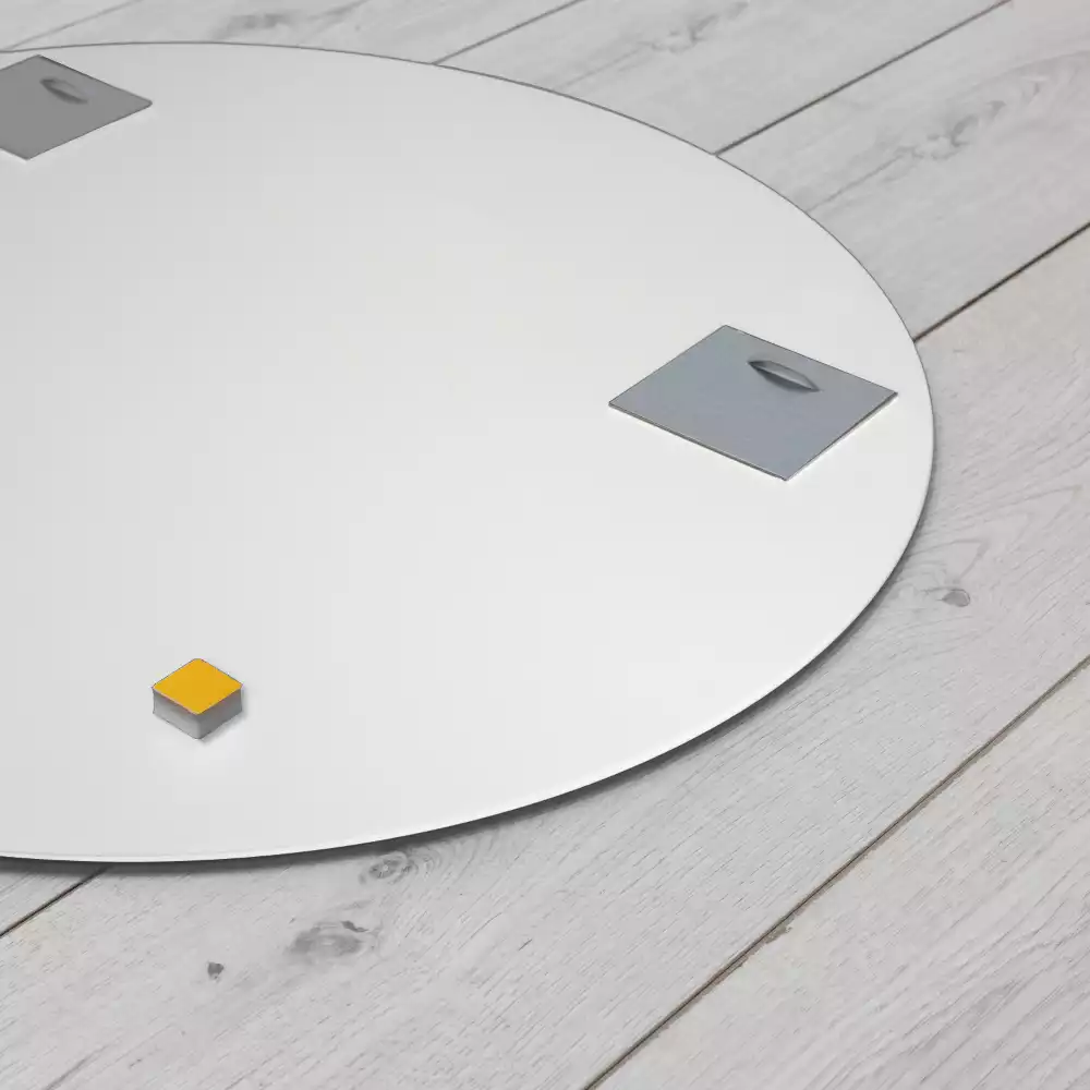 Kerek tükör fehér keretben lóg