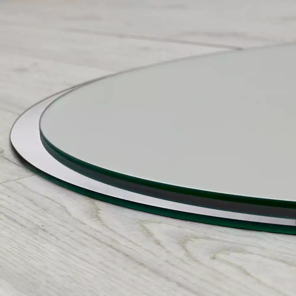 Kerek tükör fehér keretben lóg