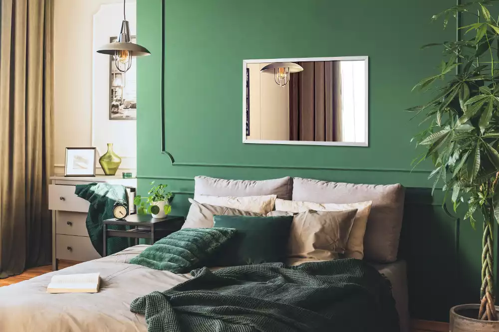 Négyszögletes tükör dekoratív fehér kerettel