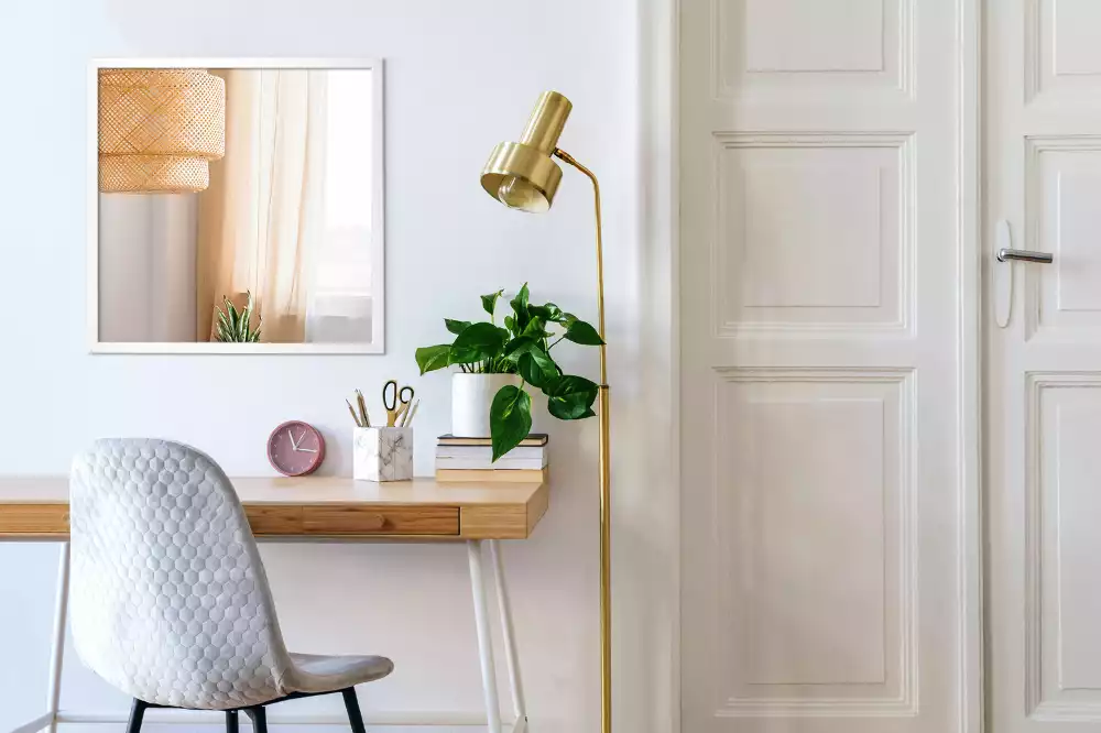 Négyszögletes tükör dekoratív fehér kerettel