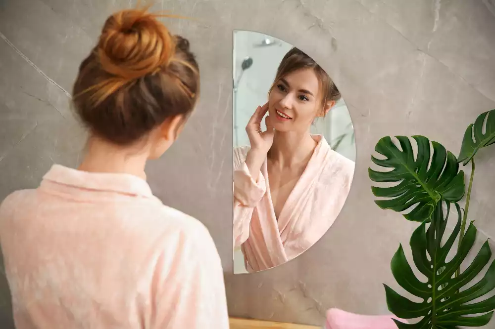 Félkör alakú tükör lógó keret nélkül