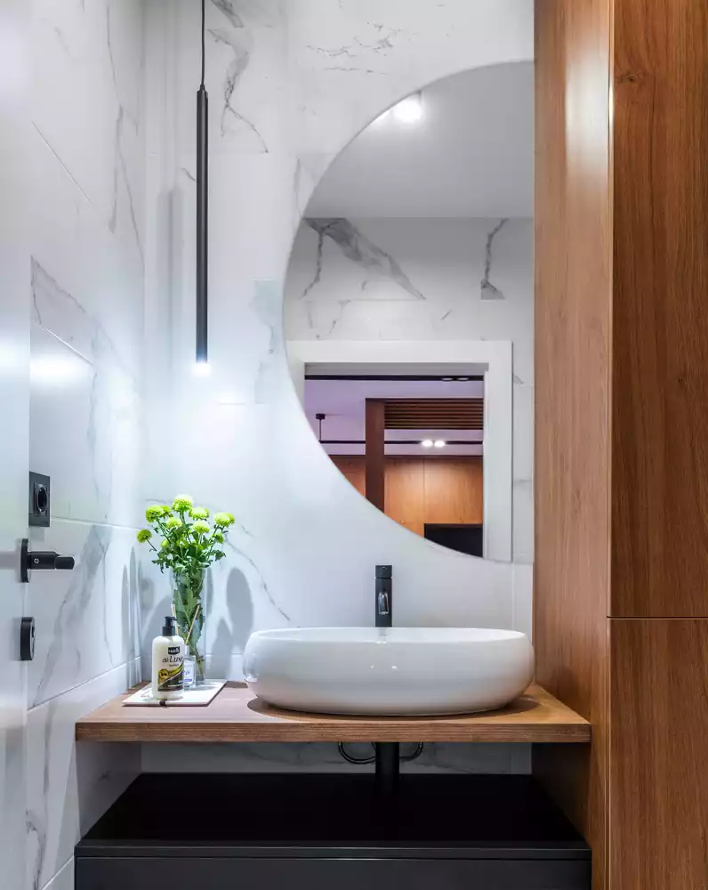 Félkör alakú tükör lógó keret nélkül